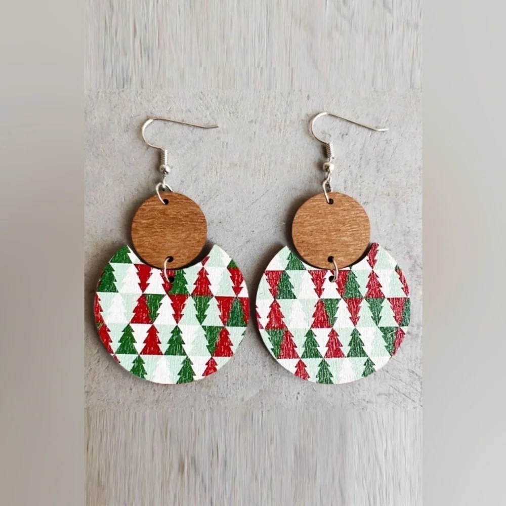 NEW Boutique Classic Wooden Dangly Earrings with Checkered Christmas Tree Design
